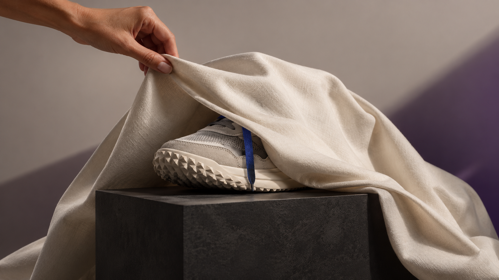 Teaseradvertentie met een gedeeltelijk onthulde sneaker die nieuwsgierigheid oproept